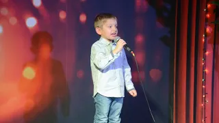 Первое выступление моего сына на сцене с микрофоном с песней " Папа может"