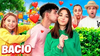 GIORGIA SCOPRE CHE CUGINO STEFANO È INNAMORATO DI AURORA E LI FA BACIARE AL PARCO GIOCHI!