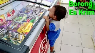 Anak Lucu Borong Es Krim dan Makan Es Krim