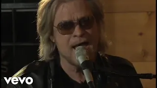 Daryl Hall - Here Comes the Rain Again (Live From Daryl's House)