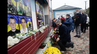Порошенко на колінах вшанував пам'ять захисників України у Здолбунові