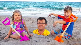 ديانا وروما يلعبان مع أبي على الشاطئ | فيديوهات مضحكة للأطفال