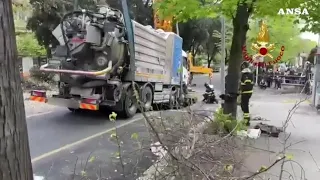 Un camion sprofonda in un'enorme voragine a Roma