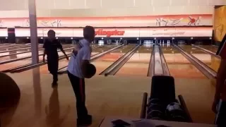 bowling Kids player two handed