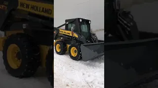 Видео мини-погрузчик ковшовый New Holland LS180B Нью Холланд дизельный, 1тн, с бортовым поворотом