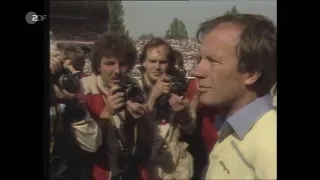 1983/1984 Reporter jagen Trainer Helmut Benthaus .. und einer stürzt ...