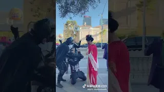 Miss and sister wear Hanfu to go shopping , and suddenly meet Captain America to propose marriage