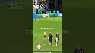 Neymar após eliminação na Copa do Mundo e criança croata entra em campo chamando por ele #shorts