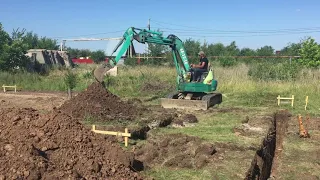 Рытье траншеи под ленточный фундамент. Мини-экскаватор