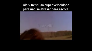 Clark Kent usa super velocidade para não se atrasar para a escola