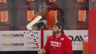 A Flyers Fan Cursed and Taunted Braden Holtby During His Pregame Visualizationsvia torchbrowser com