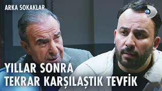 Rıza Baba ile Tevfik'in geçmiş hikayesi | Arka Sokaklar 675. Bölüm