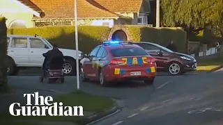 Mobility scooter rider cheered on with police in luke-warm pursuit