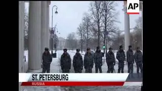 Tens of thousands of demonstrators on Saturday cheered opposition leaders and jeered the Kremlin in