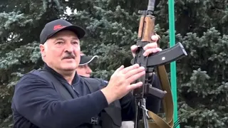 Lukaschenko zeigt sich während Massenprotesten in Minsk mit Kalaschnikow