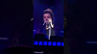 Kelly Clarkson sings fan-favorite "Sober" at Las Vegas Residency