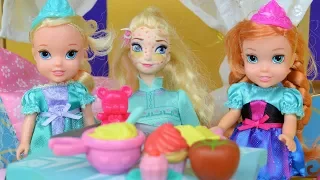 Breakfast In Bed! Anna and Elsa Toddlers Cook Pancakes - Barbie Visits - Toys and Dolls Family Toy