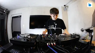 DJ RENA performs routine with Beatsource, TRAKTOR