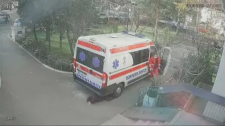 Veoma uznemirujući video, ambulantna kola pregazila ženu na ulici u Beogradu!