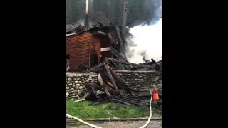 Сгорела гостиница в Домбае . Солнечная долина