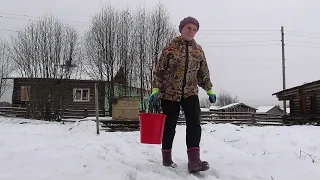 Живём в деревне. Готовим курицу в печи. Простая жизнь.