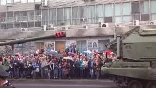 9 мая 2015 года Парад Победы Волгоград . Военная техника  движется на парад .