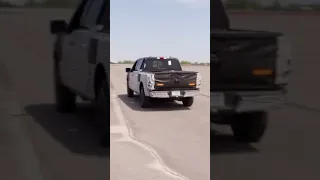 presidente Joe Biden acelerando carro