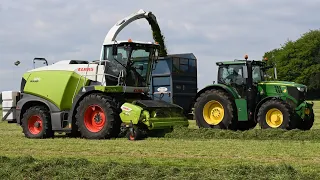 Silage 2024 - Claas Jaguar 970 Lifting Grass with John Deeres & Fendts