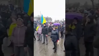Российские оккупанты в шоке. Так их встречают жители Новопскова Луганской области. Это Украина.