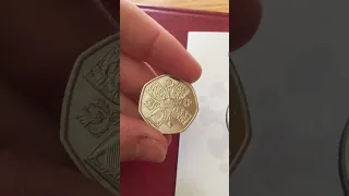 Первые монеты Великобритании Карла 3. 50 пенсов и 5 фунтов 2022. Жизнь и наследние Елизаветы 2