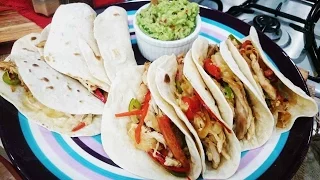 Tacos de pollo con salsa de queso picante