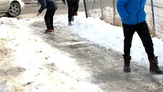 Tempête hivernale: des trottoirs particulièrement glissants dans le Grand Montréal - reportage