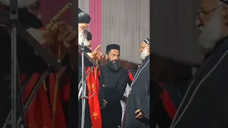 Moran Giving Chain & Cross To Fr Roy George Kattachira