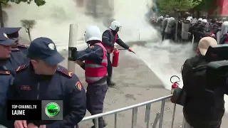 Top Channel/ Kaos me bomba molotov para Bashkisë së Tiranës, polici rrezikon jetën duke e...