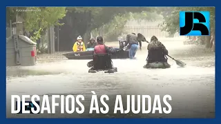 Voluntários enfrentam chuva e frio para fazer resgates no bairro Menino Deus, em Porto Alegre (RS)