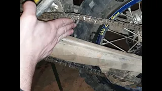 Como tensar la cadena correctamente en una moto de enduro - Reparomimoto