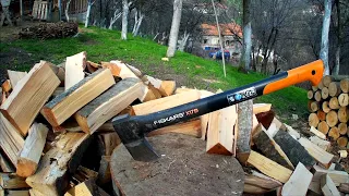 Fiskars X17 splitting axe - hardwood logs splitting