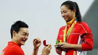 Chinese divers get engaged at Rio medal ceremony