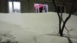 В  Воркуте люди катаются со снежной горки прям из окна квартиры