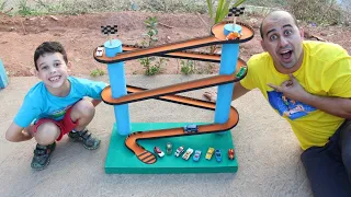 LUCAS E PAPAI BRINCAM COM CARRINHOS HOT WHEELS E COM A SUPER PISTA FEITA DE PAPELÃO