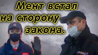 Контролерша в ярости, машет руками, менты не выполняют её приказы. Мент хотел забрать нас в отдел.