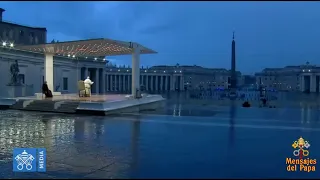 Por pandemia, reza el Papa en vacía Plaza de San Pedro