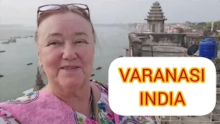 5. Первое утро в Варанаси. Я так никогда не жила! Завтрак на крыше. Попугаи под окнами. Индия 2024.