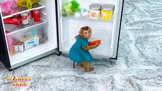 Monkey kaka is an obedient little girl who always helps her mom