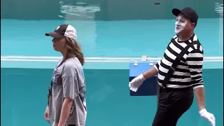 Enjoy a hilarious performance by Rob the mime | Seaworld Orlando