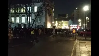 Люди приближаются по перекрытой Петровке к ГУВД Москвы и скандируют: «Путин — вор!»