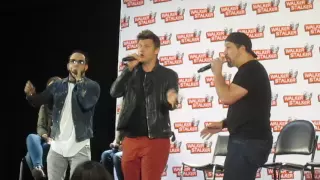 Nick, AJ, and Joey singing "In The End" At Walker Stalker Chicago