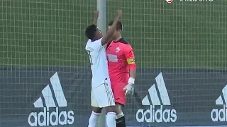 Rodrygo recebe cartão vermelho após fazer gol e encarar goleiro - Rodrygo Red Card after celebration