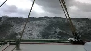 ЯхтВояж проходит Бискайский залив в шторм 7 баллов