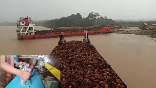 Kapal lct proses sandar di jety tempat bongkar